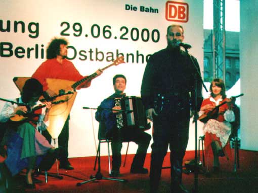 Sabawa mit Gesangssolist Urmas Pevgonen zur Eröffnung des Ostbahnhofes 2000
